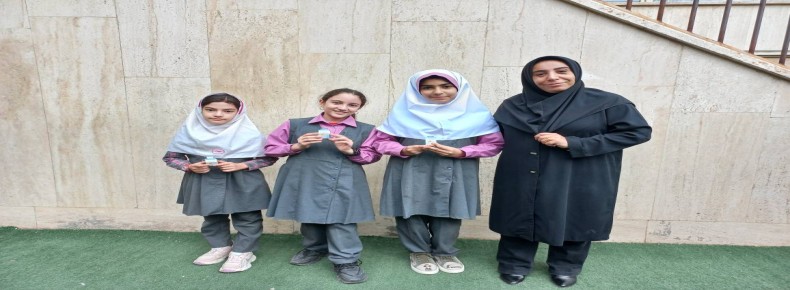 اهدای جوایز به دانش آموزان برتر هر پایه در آزمون 4 مهر ماه