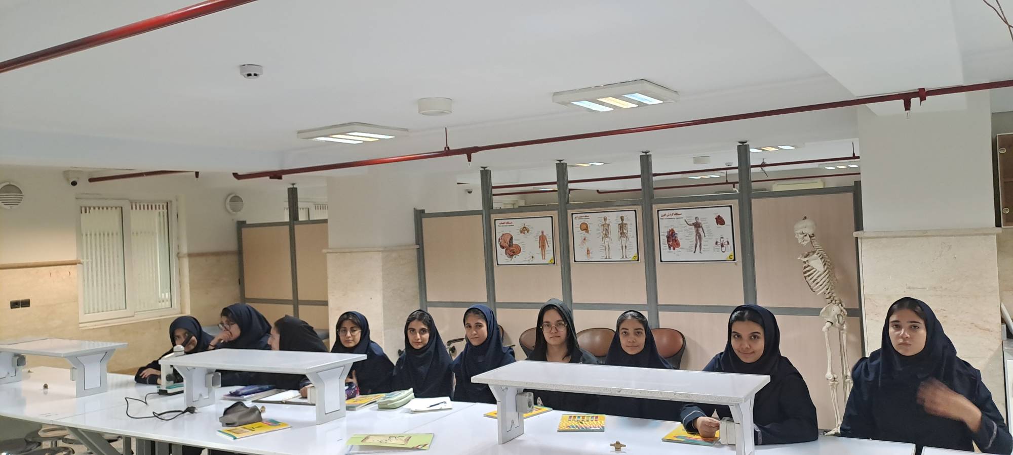 آشنایی با میکروسکوپ در آزمایشگاه سرای دانش